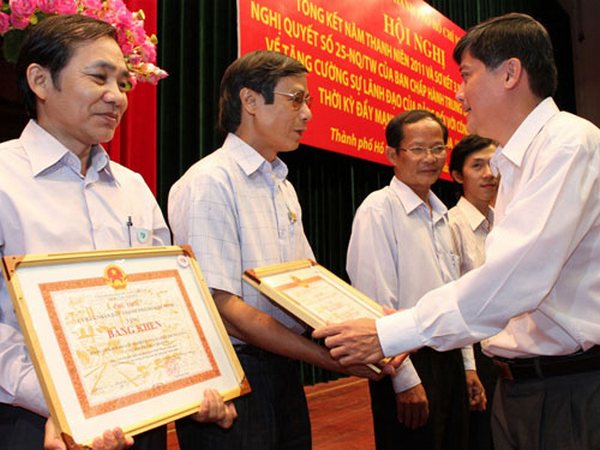 Đảng uỷ HUTECH nhận Bằng khen của Chủ tịch UBND Tp.Hồ Chí Minh 4