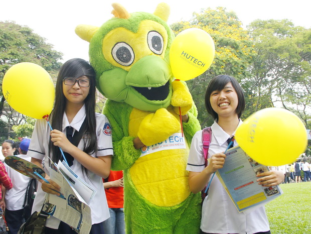 Phóng sự ảnh Ngày hội tư vấn tuyển sinh 2012: gian tư vấn của HUTECH thu hút học sinh 11