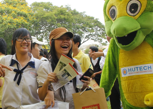 Phóng sự ảnh Ngày hội tư vấn tuyển sinh 2012: gian tư vấn của HUTECH thu hút học sinh 12
