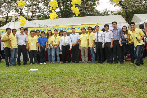Phóng sự ảnh Ngày hội tư vấn tuyển sinh 2012: gian tư vấn của HUTECH thu hút học sinh 14