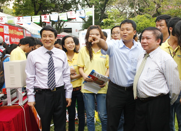 Phóng sự ảnh Ngày hội tư vấn tuyển sinh 2012: gian tư vấn của HUTECH thu hút học sinh 15