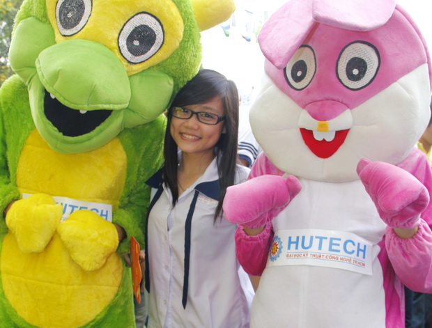 Phóng sự ảnh Ngày hội tư vấn tuyển sinh 2012: gian tư vấn của HUTECH thu hút học sinh 17