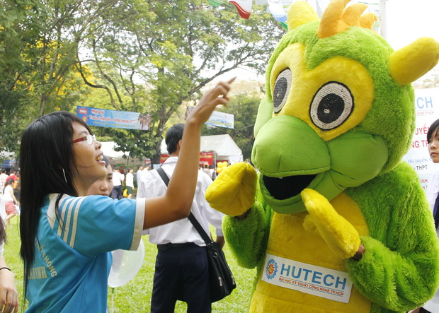 Phóng sự ảnh Ngày hội tư vấn tuyển sinh 2012: gian tư vấn của HUTECH thu hút học sinh 18