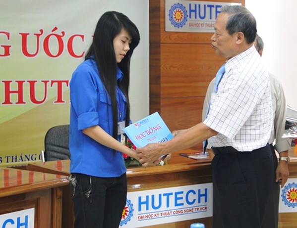 Quỹ khuyến học HUTECH tặng học bổng cho sinh viên nghèo, vượt khó học giỏi  4