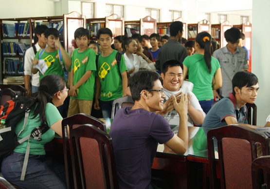 Hơn 300 học sinh lớp 12 trường THPT Vĩnh Long đến tham quan HUTECH 13