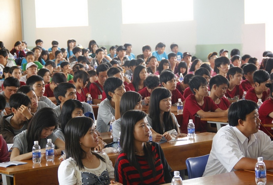 Hơn 300 học sinh lớp 12 trường THPT Vĩnh Long đến tham quan HUTECH 21