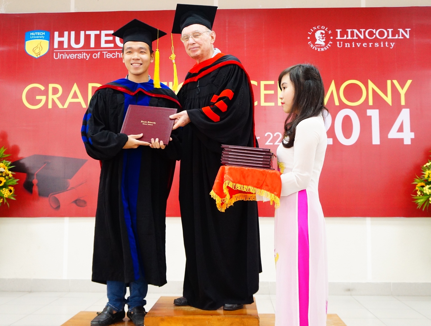 Các cử nhân Quản trị kinh doanh quốc tế chương trình hợp tác Lincoln – HUTECH tốt nghiệp 30