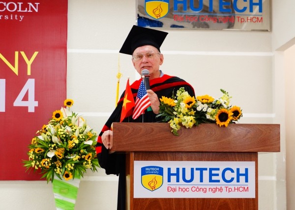  Các cử nhân Quản trị kinh doanh quốc tế chương trình hợp tác Lincoln – HUTECH tốt nghiệp 12