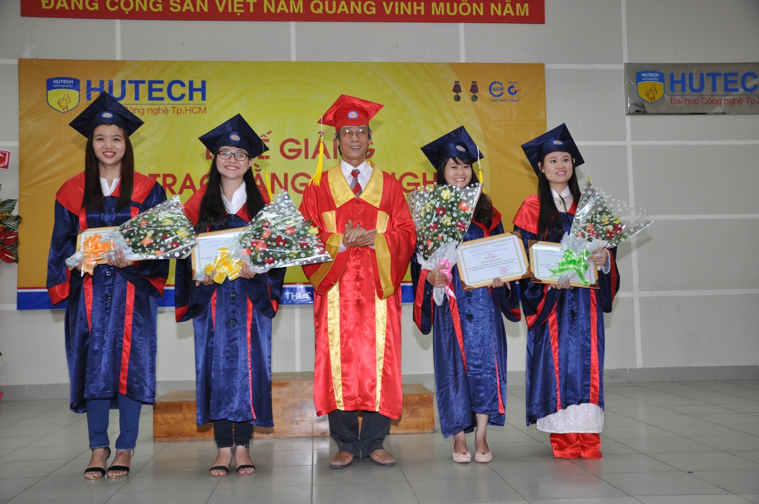 Tưng bừng Lễ tốt nghiệp cho các Tân cử nhân, kỹ sư HUTECH 8
