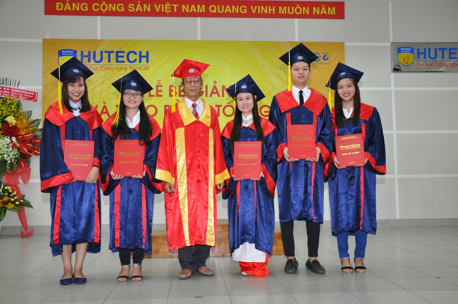 Tưng bừng Lễ tốt nghiệp cho các Tân cử nhân, kỹ sư HUTECH 16