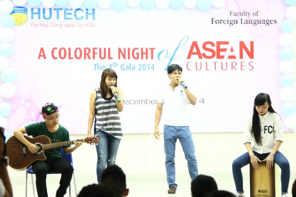 Ngập tràn sắc màu ASEAN trong đêm chung kết Gala Tiếng Anh lần IV  26