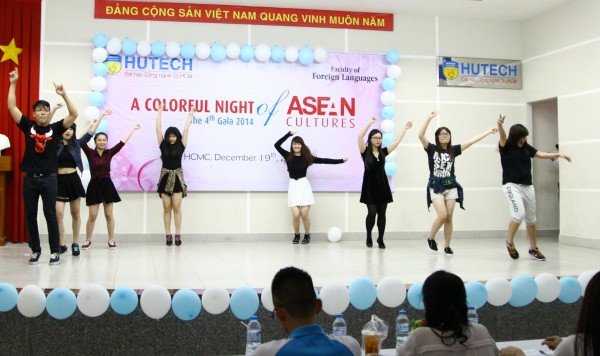 Ngập tràn sắc màu ASEAN trong đêm chung kết Gala Tiếng Anh lần IV  28