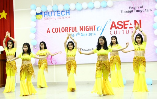 Ngập tràn sắc màu ASEAN trong đêm chung kết Gala Tiếng Anh lần IV  32