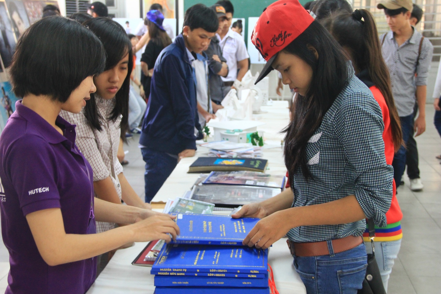 Trường THPT đầu tiên đến tham quan, tìm hiểu thực tế tại HUTECH  15