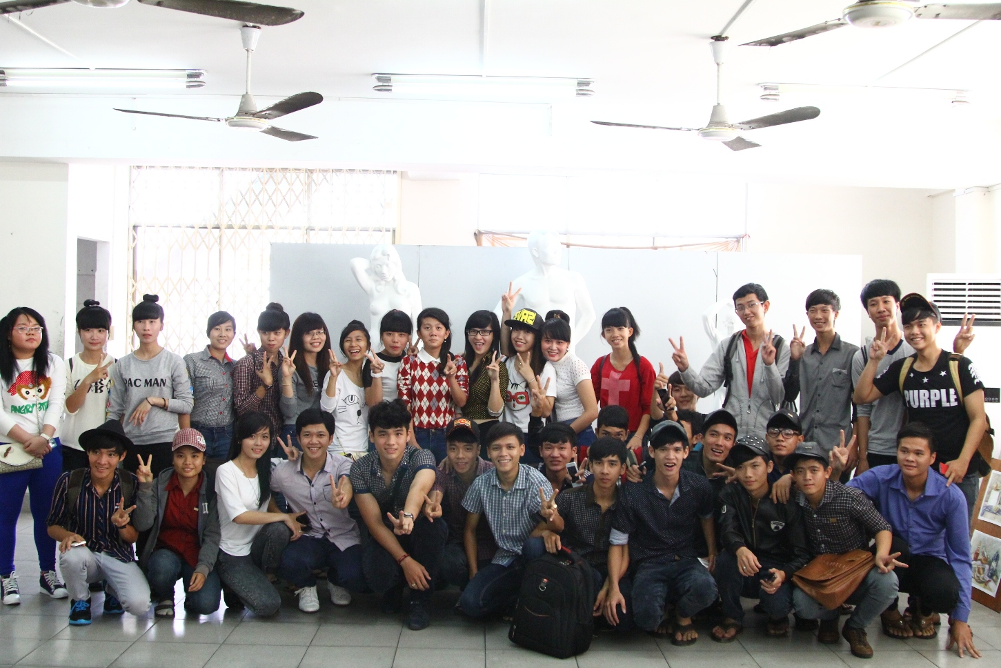 Trường THPT đầu tiên đến tham quan, tìm hiểu thực tế tại HUTECH  69