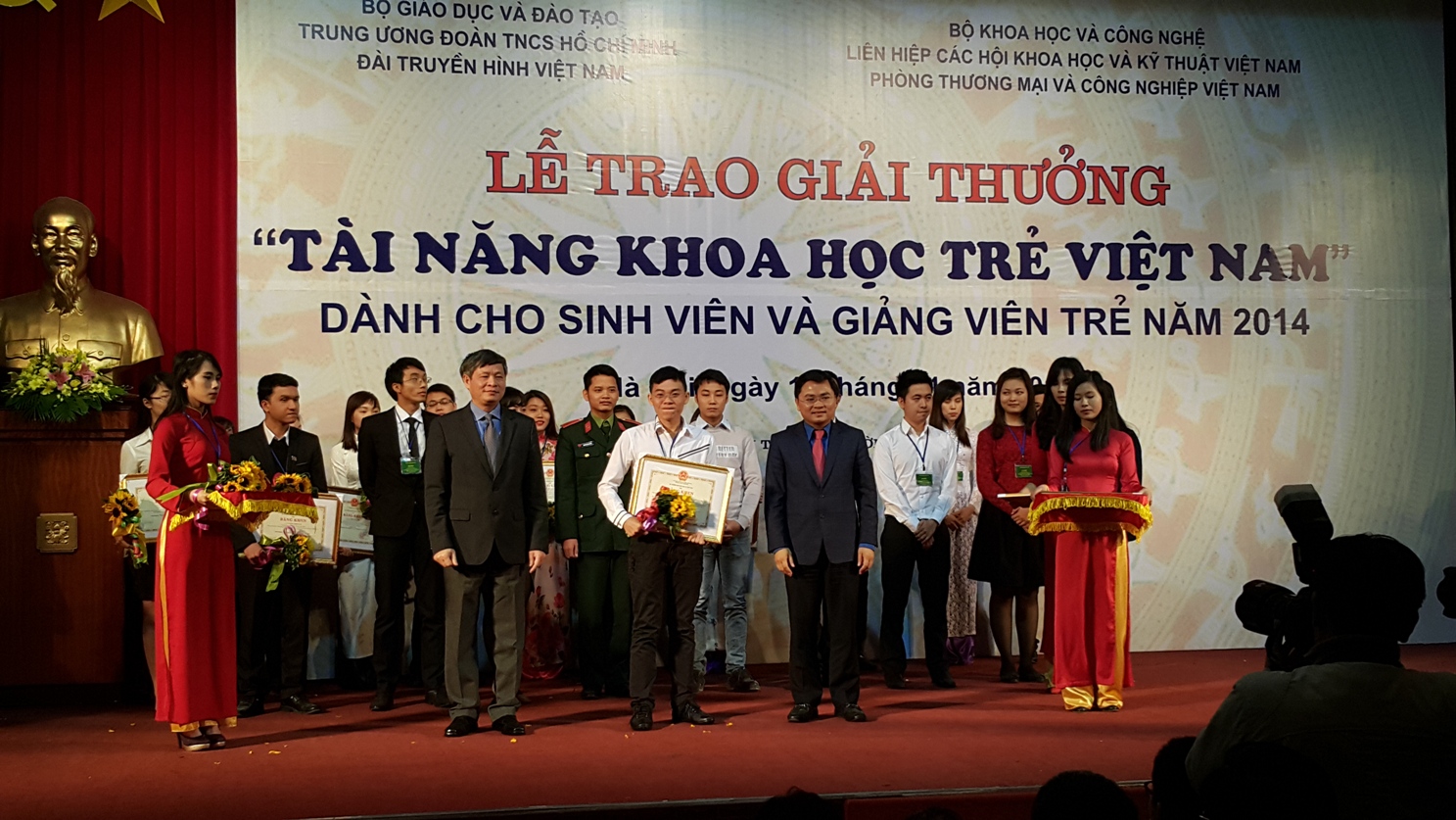 HUTECH students receive the 2014 "Vietnamese Young Science Talents" Award 16