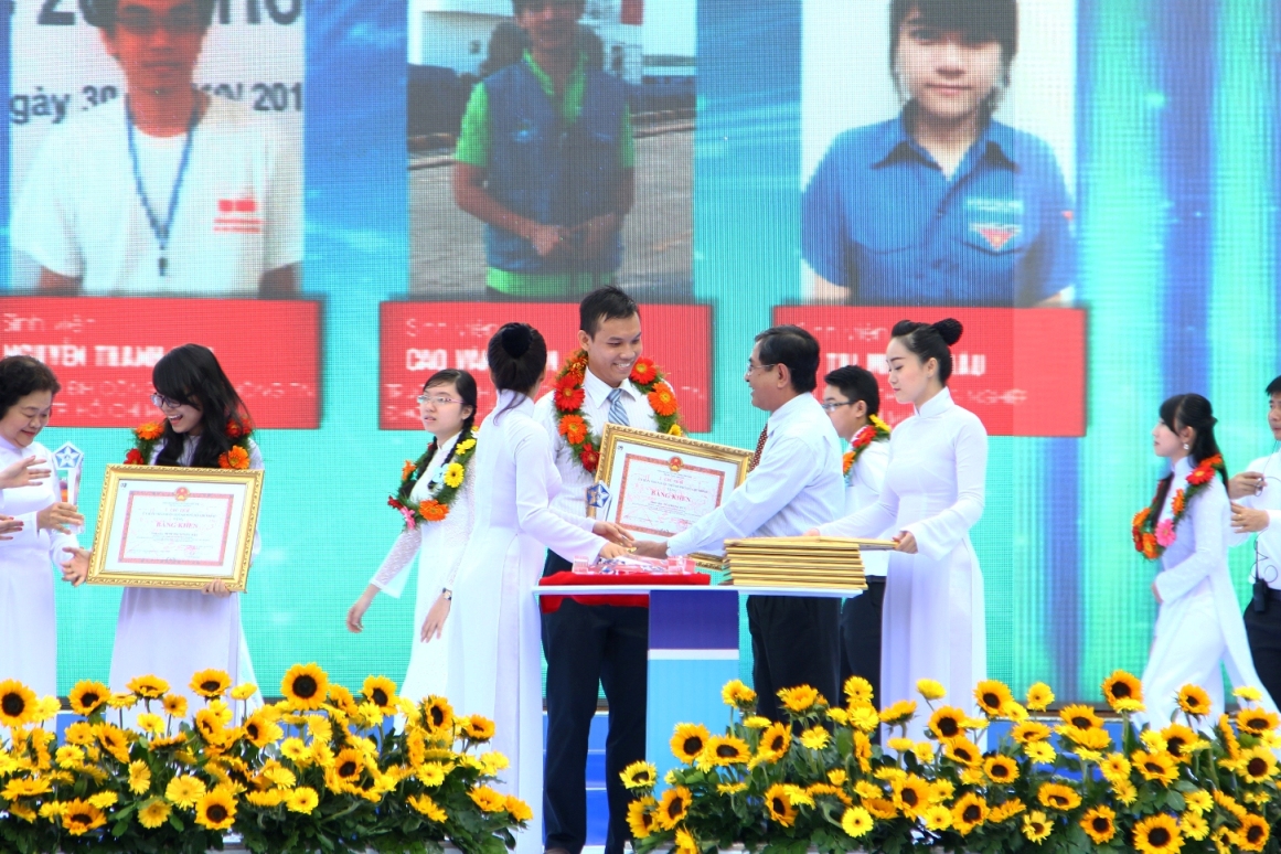 Sinh viên HUTECH được tuyên dương tại Lễ kỷ niệm 65 năm ngày truyền thống HS-SV Việt Nam 15