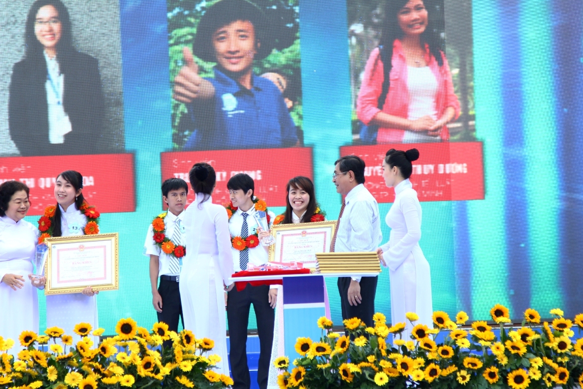 Sinh viên HUTECH được tuyên dương tại Lễ kỷ niệm 65 năm ngày truyền thống HS-SV Việt Nam 17