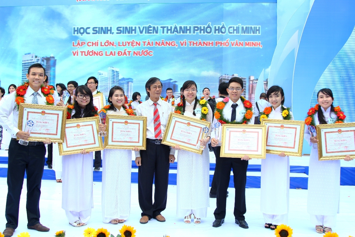 Sinh viên HUTECH được tuyên dương tại Lễ kỷ niệm 65 năm ngày truyền thống HS-SV Việt Nam 32