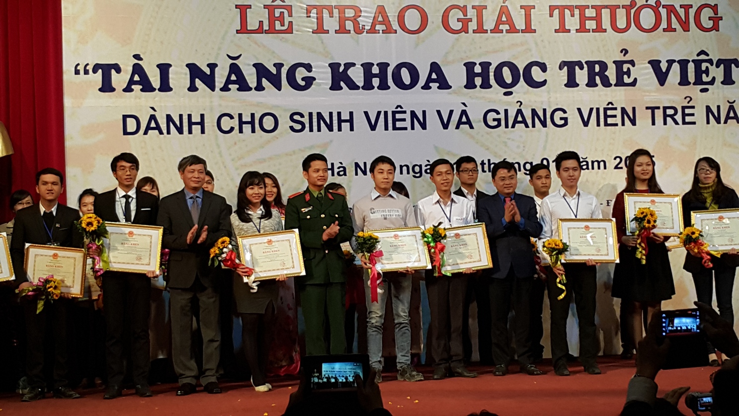 HUTECH students receive the 2014 "Vietnamese Young Science Talents" Award 22