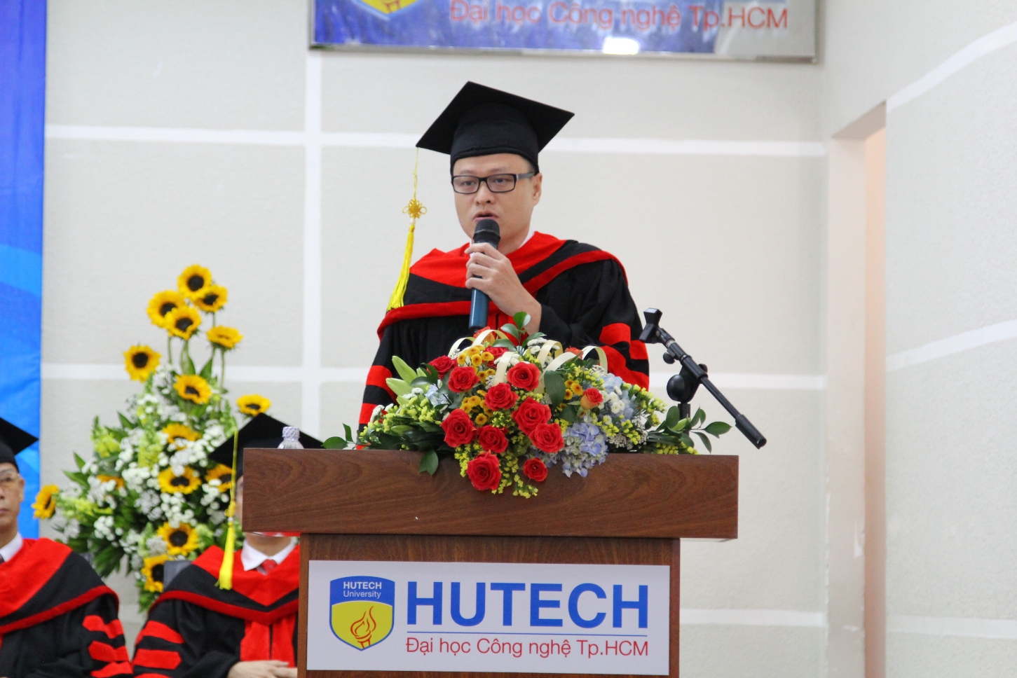 Tưng bừng lễ trao bằng tốt nghiệp chương trình MBA của HUTECH-OUM  11