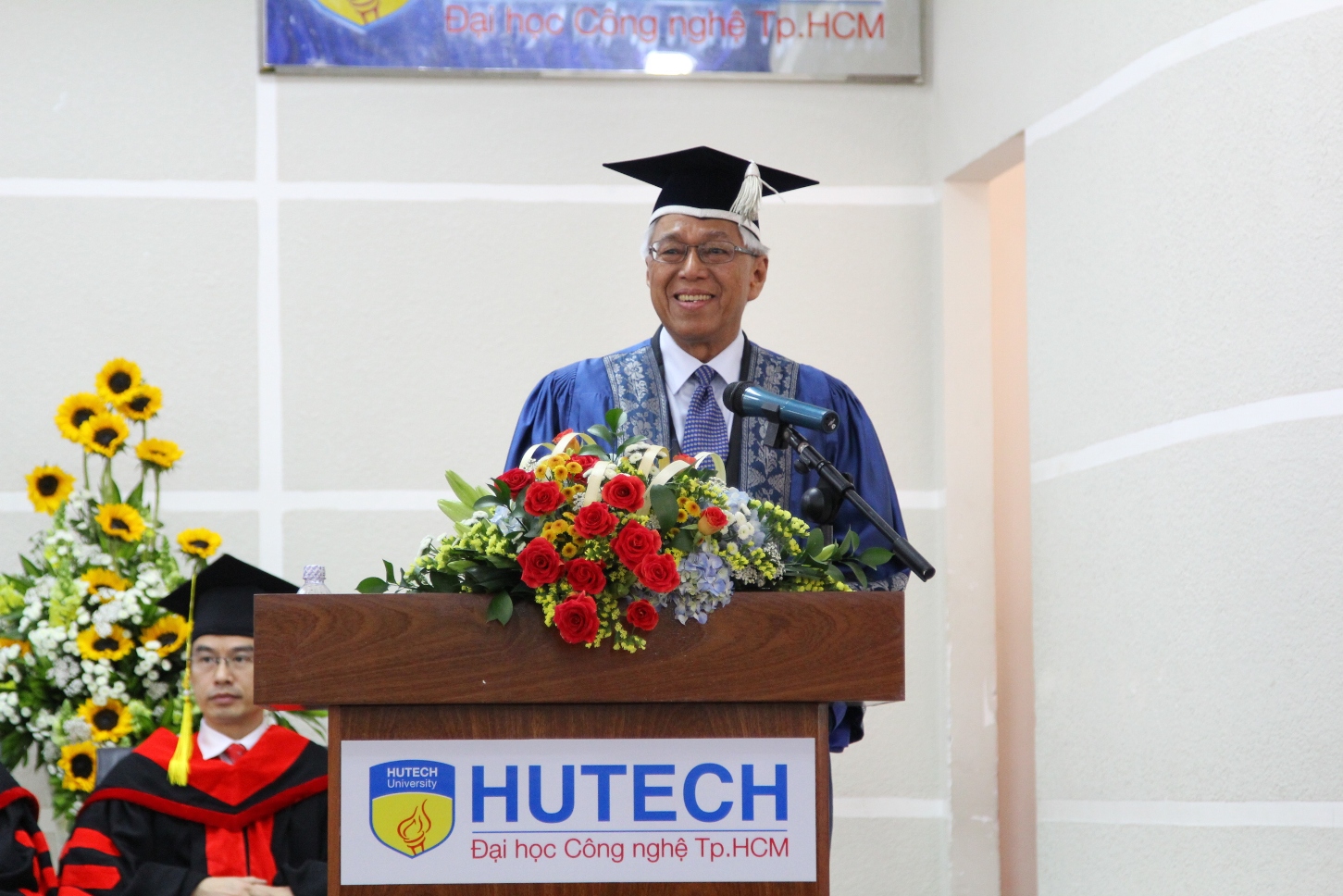 Tưng bừng lễ trao bằng tốt nghiệp chương trình MBA của HUTECH-OUM  17