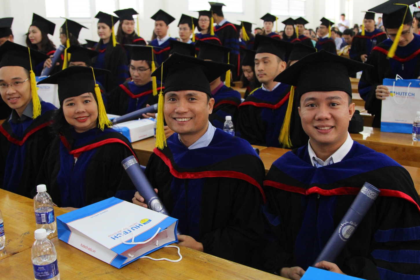 Tưng bừng lễ trao bằng tốt nghiệp chương trình MBA của HUTECH-OUM  32