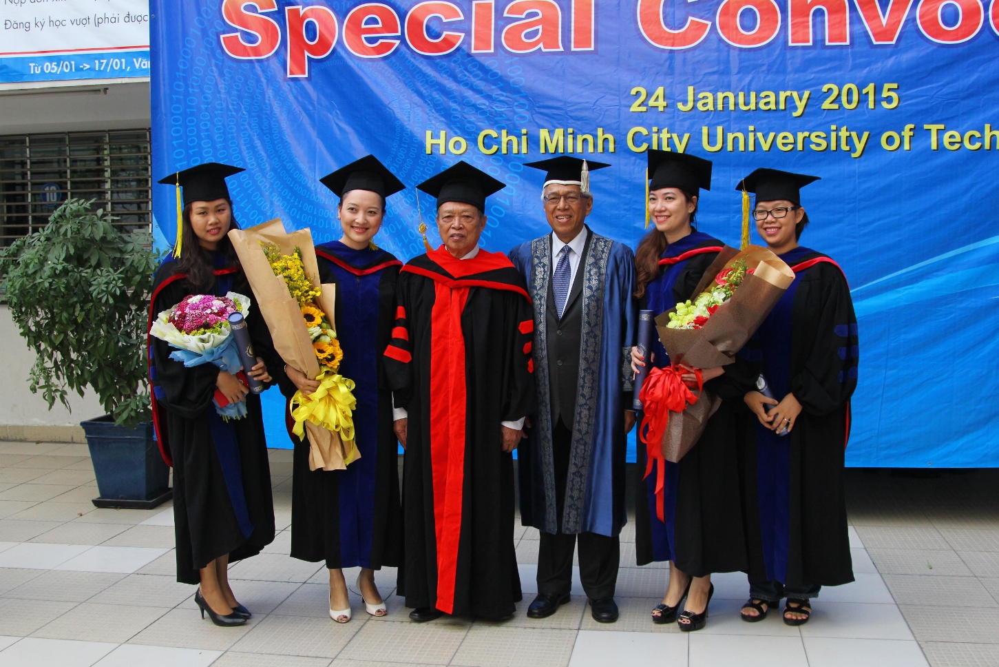 Tưng bừng lễ trao bằng tốt nghiệp chương trình MBA của HUTECH-OUM  34