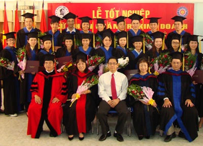 24 học viên Chương trình liên kết HUTECH-LINCOLN nhận bằng tốt nghiệp 12