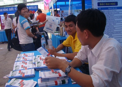HUTECH tham gia tư vấn mùa thi 2010 của báo Tuổi Trẻ và Thanh Niên 5