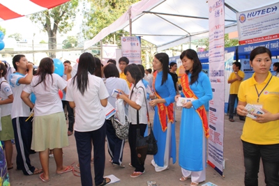 HUTECH tham gia tư vấn mùa thi 2010 của báo Tuổi Trẻ và Thanh Niên 11