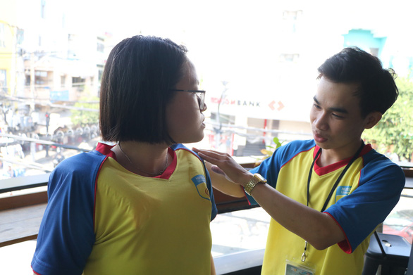 Sinh viên sáng chế áo thun chống đuối nước 5