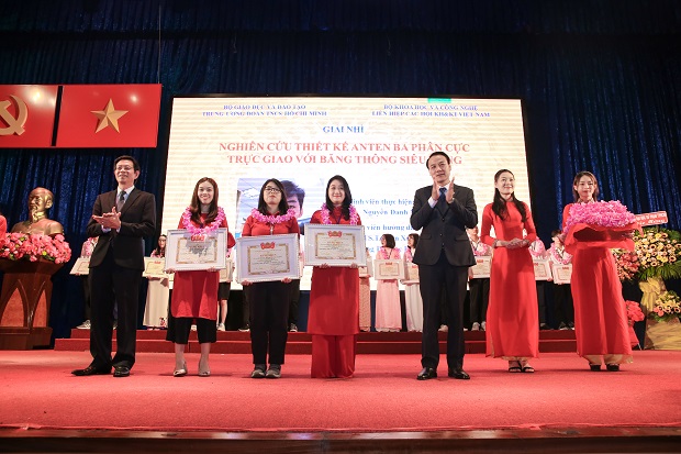HUTECH students win 9 prizes at the 2020 Ministerial-level Student Research Award 21
