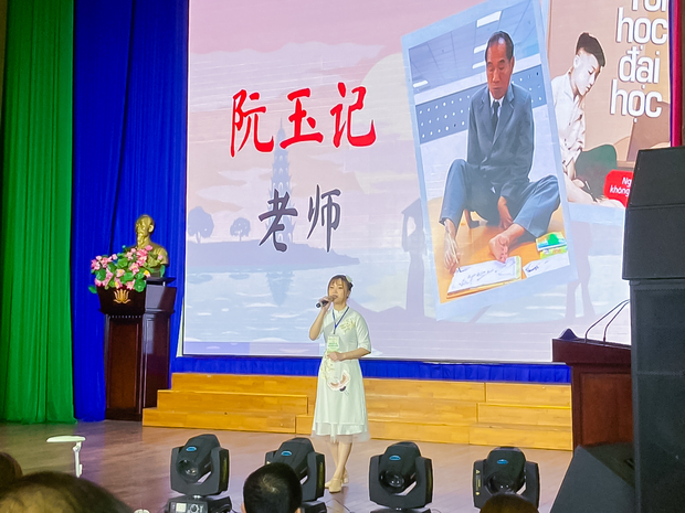 Sinh viên Khoa Trung Quốc học đạt giải Khuyến khích cuộc thi “Nhịp cầu Hán ngữ” 40