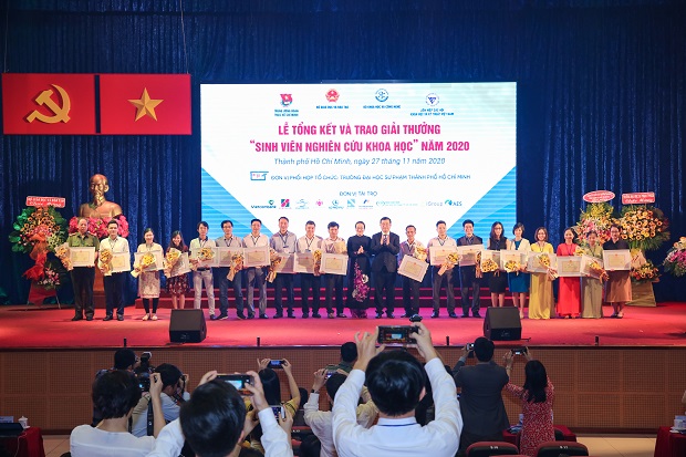 HUTECH students win 9 prizes at the 2020 Ministerial-level Student Research Award 38