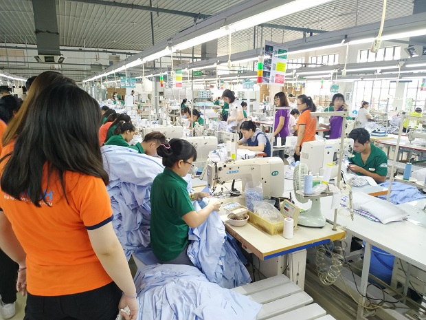 Sinh viên HUTECH tìm hiểu về quy trình sản xuất hàng may mặc tại Công ty CP Bình Phú 60