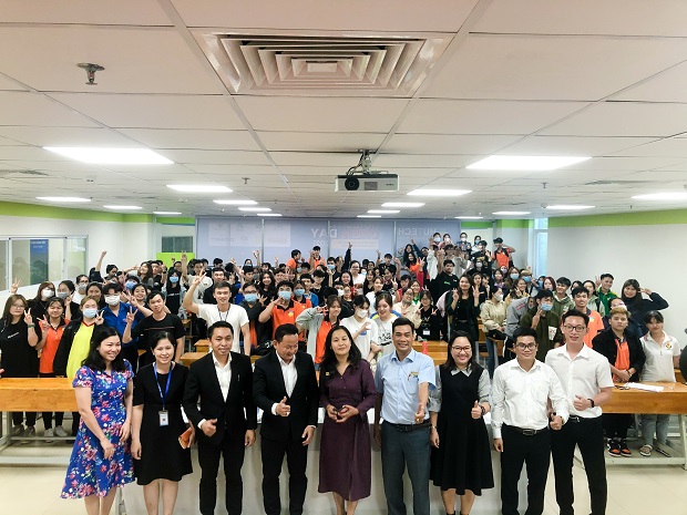 Experts from C.P. Vietnam accompany HUTECH students in exploring the opportunities and challenges at enterprises 152