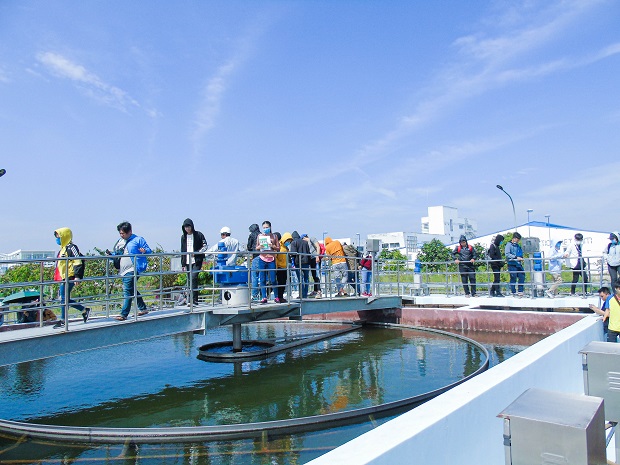 Sinh viên Kỹ thuật môi trường tham quan hệ thống vận hành xử lý tại các nhà máy nước 20