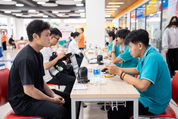 Sinh viên HUTECH trao giọt hồng, lan tỏa yêu thương trong ngày hội hiến máu tình nguyện 24