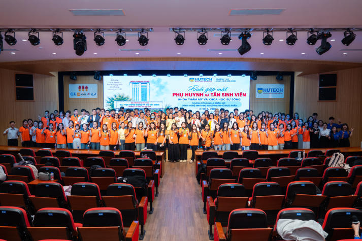 Tân sinh viên Khoa Thẩm mỹ và Khoa học sự sống sẵn sàng cho hành trình đại học 110
