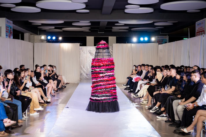 [Video] Sinh viên Thiết kế thời trang HUTECH “trình làng” loạt đồ án tốt nghiệp với nhiều ý tưởng độc đáo 335