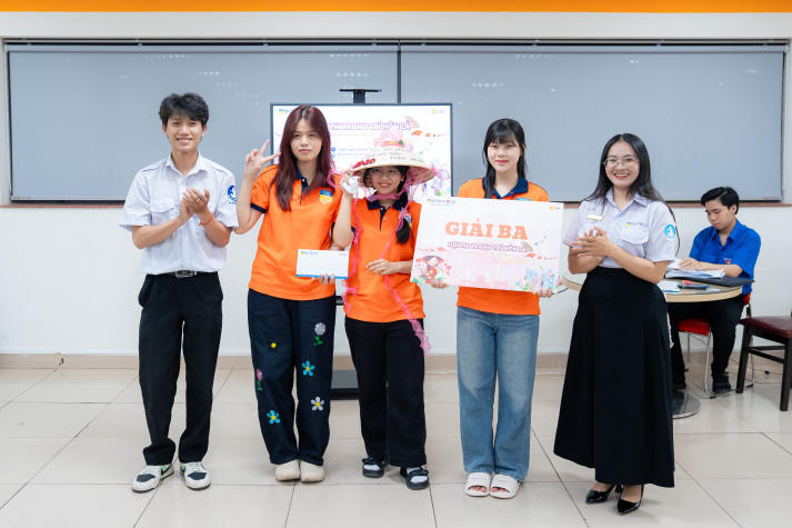 Lan tỏa tinh thần “Sắc Việt” trong Ngày hội trang trí nón lá của sinh viên Khoa Tài chính - Thương mại 132