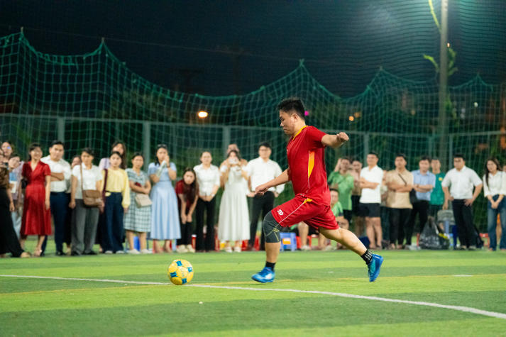 [Hội thao CB-GV-NV HUTECH 2025] Nảy lửa vòng Tứ kết bóng đá nam, 04 cái tên xuất sắc lộ diện vào Bán kết 114