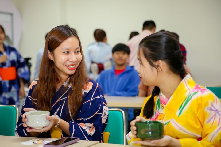 [Video] Nghệ nhân Trần Quang Châu hướng dẫn sinh viên HUTECH trải nghiệm nghệ thuật trà đạo 46