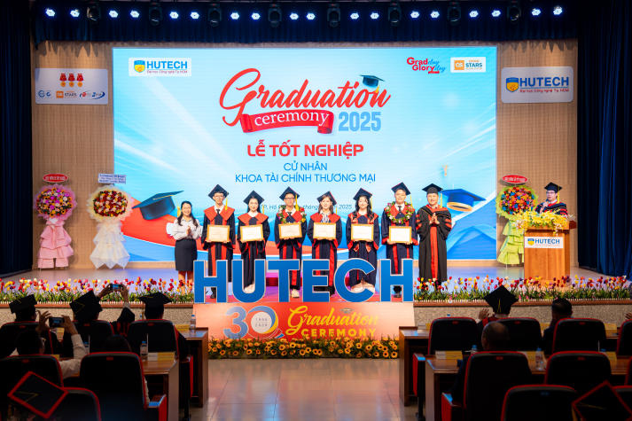 HUTECH vinh danh những gương mặt xuất sắc trong học tập và rèn luyện tại Lễ trao bằng tốt nghiệp 18