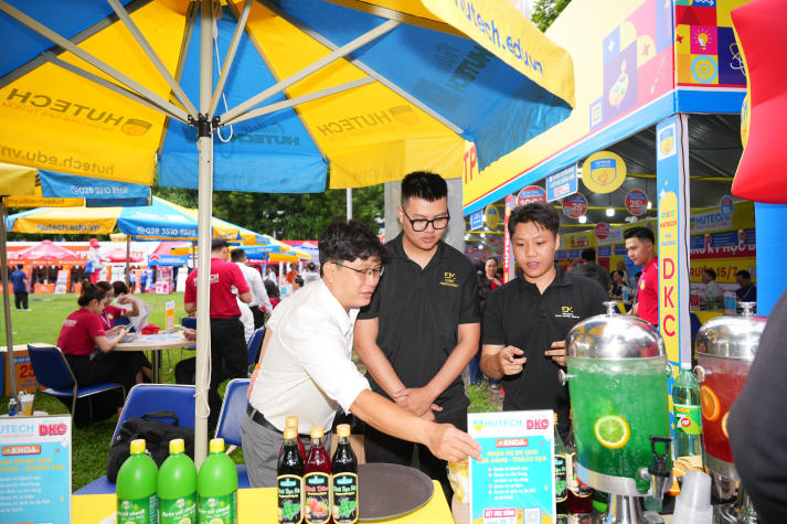 HUTECH cùng sĩ tử 2k8 tháo gỡ băn khoăn chọn Trường tại Ngày hội lựa chọn nguyện vọng xét tuyển 2026 122