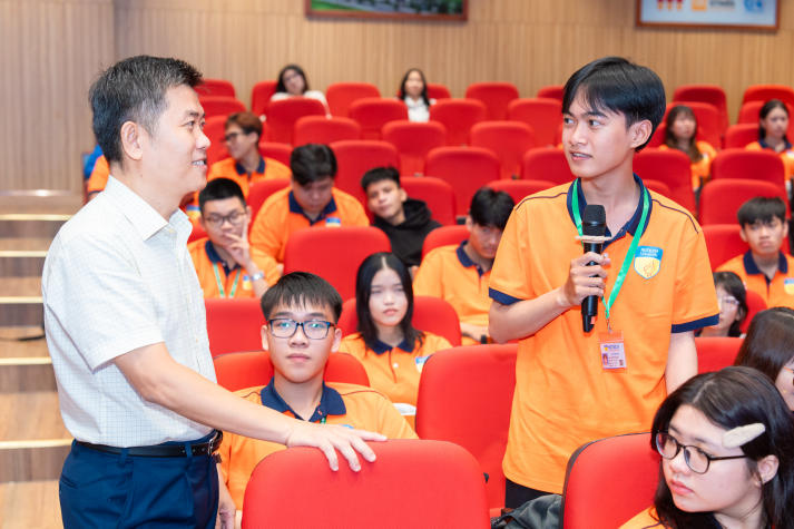 Tân sinh viên Khoa Thẩm mỹ và Khoa học sự sống sẵn sàng cho hành trình đại học 40