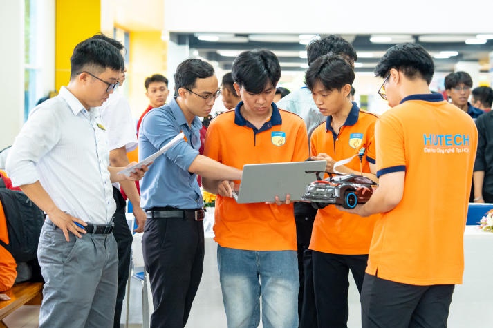 Trải nghiệm học theo kiểu “độc lạ” cùng sinh viên HUTECH tại loạt sân chơi “cực chất” 57