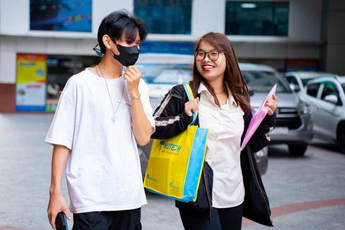 Tân sinh viên vượt ngàn cây số đến HUTECH nhập học 105