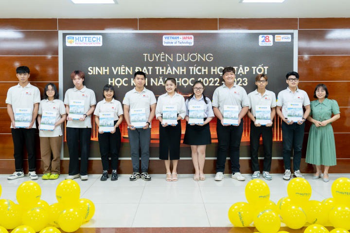 Nhiều gương mặt xuất sắc được khen thưởng tại lễ tuyên dương sinh viên tiêu biểu HKI năm học 2022 - 2023 của VJIT 95